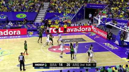 2º quarto: Benite anota de três e Brasil diminui. 17 x 26 2º quarto: Benite anota de três e Brasil diminui. 17 x 26