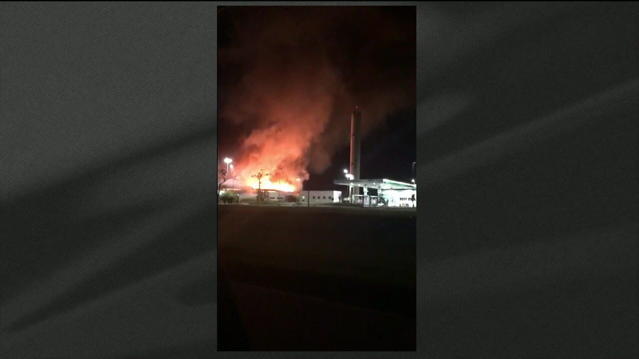 Incêndio destrói loja de conveniência em posto na Via Lagos, no RJ